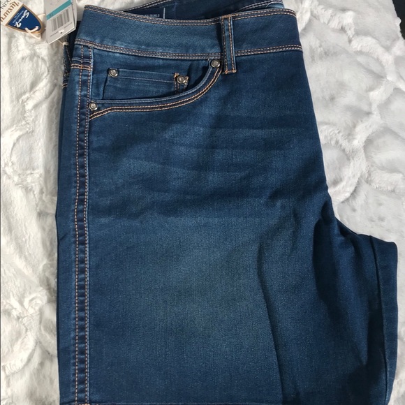 Seven7 Shorts - Picture 2 of 5